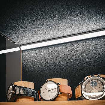 45°-Lichtlinien in silber eloxiert betonen Ecken elegant